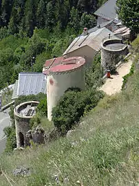 Tours et pigeonnier, vestiges probables du château.