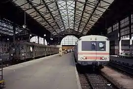 Intérieur de la gare et navette pour Saint-Pierre-des-Corps, en 1983.