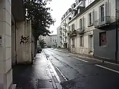 Photographie en couleurs d'une rue faisant un coude