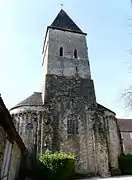 Le clocher est et le chœur triconque (la chapelle est a été détruite).