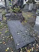 Tombe anonyme de l'évêque Bernier dans le cimetière du Calvaire, situé au sommet de la butte Montmartre.