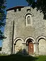 La façade et le clocher fortifié, à l'ouest