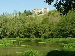 L'église de Touvre au-dessus des sources.