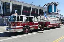 Un camion échelle semi-remorque type « Tower Ladder », à San Francisco.