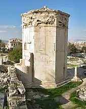 Tour des Vents, Athènes, avec son grand réservoir à gauche.