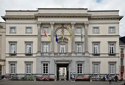 L'hôtel de ville par temps couvert.