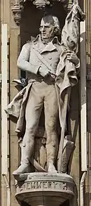 statue de Jean-Marie Joseph Emmery sur la façade de l' hôtel de ville de Dunkerque