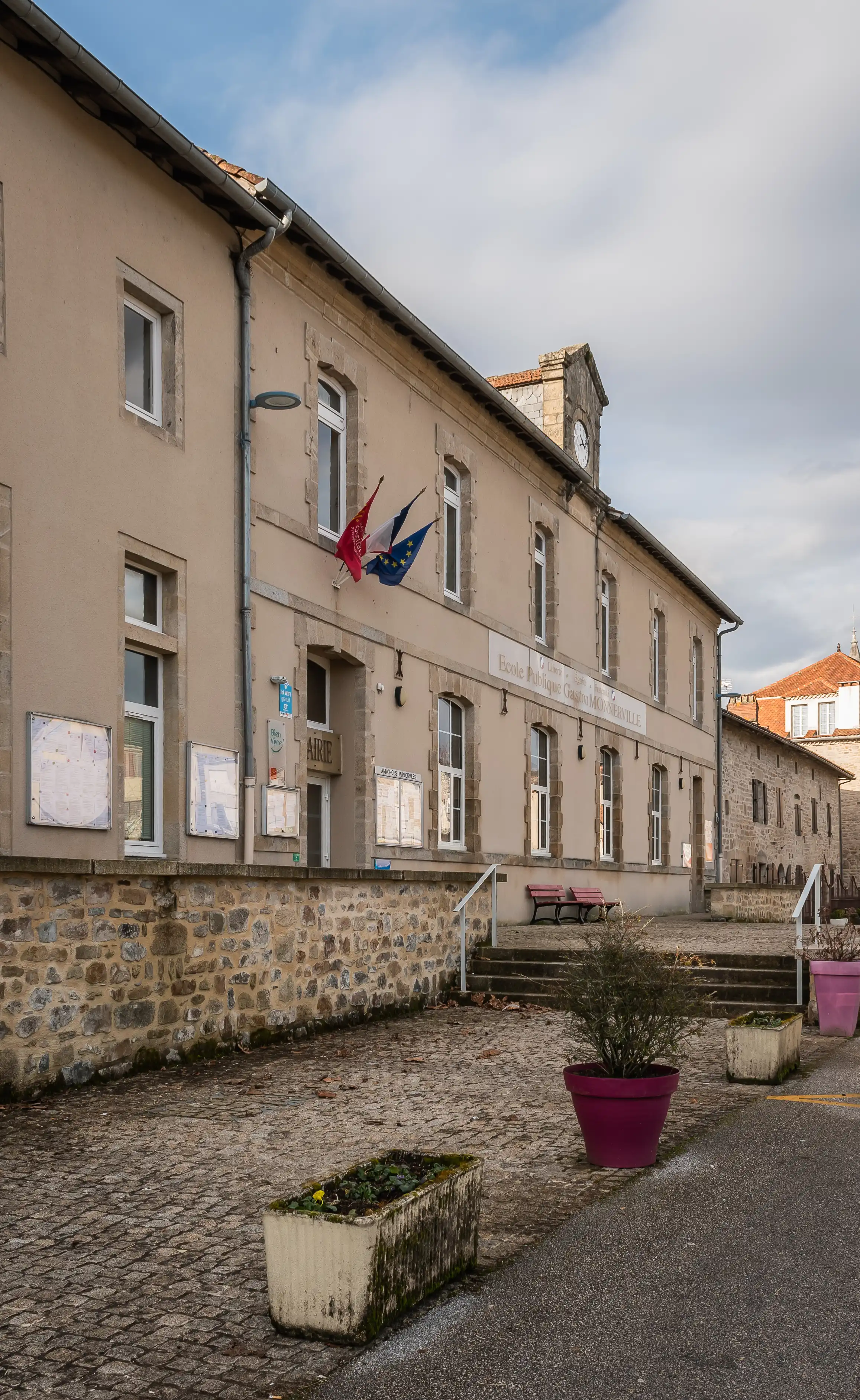 Town hall of Sousceyrac-en-Quercy (2)