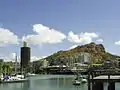 Le port de Townsville et "Castle Hill" au fond