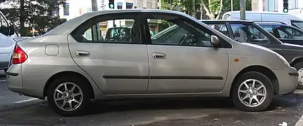 La première automobile japonaise hybride de très grande série 1997.