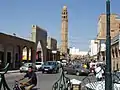 Vue du souk depuis la place centrale Ibn Chabbat, avec le minaret de la mosquée Farkous.