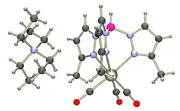 Complexe en tabouret de piano anionique [TpMeMo(CO)3]− avec son contre-ion [Et4N]+ à gauche.