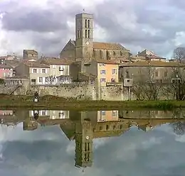 L'église Saint-Étienne vue depuis la rive droite de l'Aude.