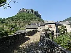 La chaussée, côté rive gauche.