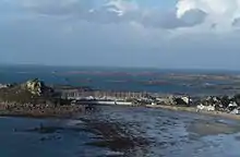 la plage de Tresmeur, le port, depuis la pointe de Bihit