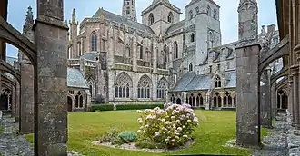 Photographie d'un cloître de cathédrale