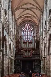 Photographie de la nef de l'église, prise depuis le chevet vers la façade