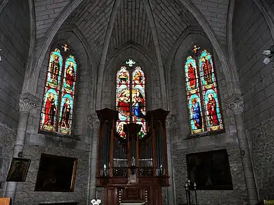 Les vitraux et l'orgue du chœur de l'église.