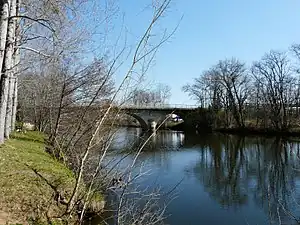 Le pont de la route départementale 5E6 sur l'Isle entre Trélissac (à gauche) et Boulazac.