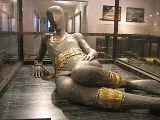 Quelques objets du trésor de Blanot datant de l'âge du bronze et conservés au musée archéologique de Dijon.
