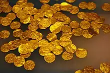 Quelques-unes des 2 000 pièces d'or du trésor de Césarée datant de la période des Fatimides (XIe siècle), exposées au Musée du port de Césarée.