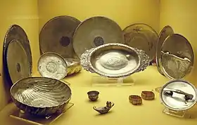 L'ensemble du trésor présenté au musée d'Archéologie nationale.