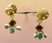 Pendants d'oreille, perles grenat, émeraude