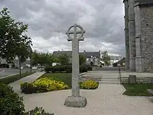 Croix nimbée, place de l'église.