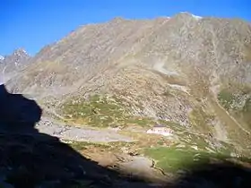 Vue du Großer Trögler depuis l'est avec le Sulzenauhütte au premier plan.