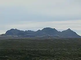 Vue de la Fíflavallafjall, du Grænadyngja et du Trölladyngja (de gauche à droite) depuis le nord-est.
