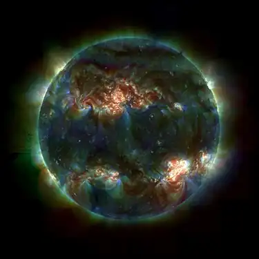 Assemblage de photos de la couronne solaire prises dans plusieurs longueurs d'onde de l'ultraviolet lointain : bleu (171 A), vert (196 A) et rouge (284 A) correspondant respectivement à des plasmas d'une température respectivement de 1, 1,5 et 2 millions de degrés Celsius.