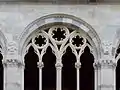 Une arcade du cloître, romane avec ajouts de remplages gothiques.