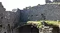 Traces d'ancrage de toiture dans un mur du château de Fressac