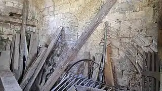 Traces laissées par l'ancienne roue à aubes sur le mur ouest du moulin de Rouvres.