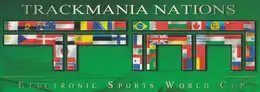 Sur un fond vert, TrackMania Nations est écrit en lettres blanches, ainsi que les lettres T et M en dessous avec avec de nombreux drapeaux de pays. En dessous, est écrit Electronic Sport Wolrd Cup.