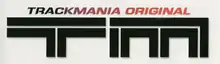 TrackMania Original est écrit en lettres noires dégradées de rouge, ainsi qu'en noir, les lettres T et M en dessous.