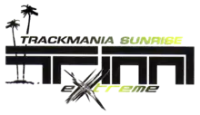 TrackMania Sunrise Extreme est écrit en lettres noires avec deux cocotiers sur la gauche, ainsi que les lettres T et M en dessous. Extreme est inscrit en dessous.