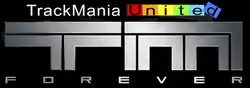 Sur un fond noir, TrackMania est écrit en lettres blanches United en multicolore, ainsi que les lettres T et M noires en dessous. En dessous, est écrit Forever.