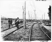 Cheminots au travail après une inondation de la rivière Saint-Pierre à l'ouest du chemin de la Côte-Saint-Paul en 1906