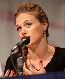 Tracy Spiridakos interprète Charlie Matheson.