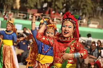 Jeunes de Jorethang pratiquant une danse traditionnelle.