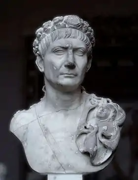 Buste de Trajan, son oncle par alliance.