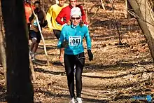 Coureurs sur un sentier forestier.