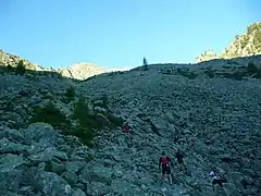 Coureurs dans le pierrier du col de Breya, avant la combe d’Orny.