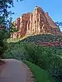 Début du sentier passant sous Angels Landing.