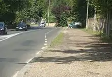 L'emplacement de l'évitement de l'île Roy, état actuel, vue prise en direction du nord ; les trains vers Neuville circulaient sur la chaussée, au milieu de la photo.