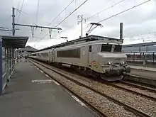 L'Intercités de nuit Hendaye - Paris-Austerlitz à quai, voie 2, en gare d'Hendaye.