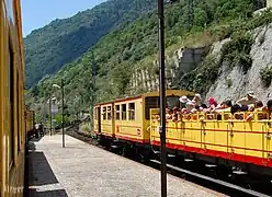 Croisement de deux trains, voiture ouverte dite "Barque" ou "Baignoire" et automotrice Z 106.