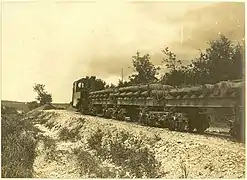 Train militaire sur voie étroite transportant des obus, le 24 juin 1916