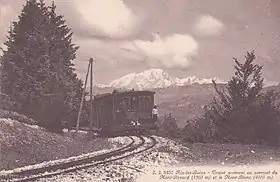 Carte postale ancienne représentant une locomotive sur des rails de chemin de fer